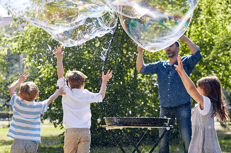 Agent de Loisir fait des bulles avec des enfants