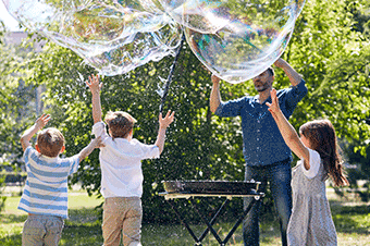 Agent de loisir fait des bulles avec des enfants